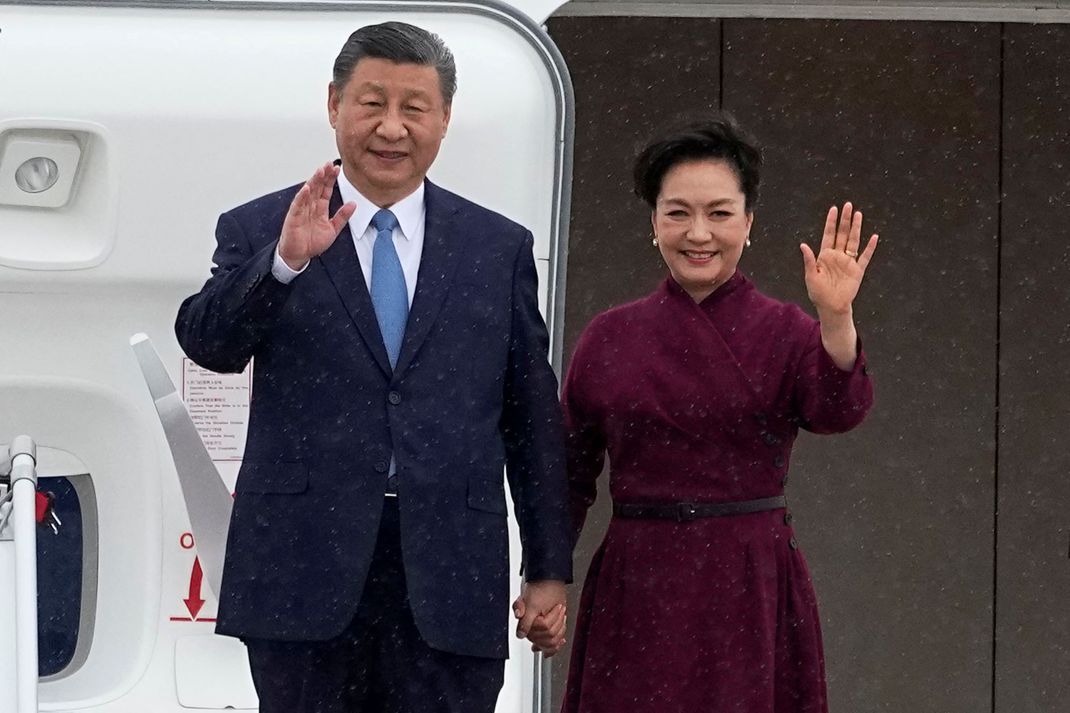 Chinas Präsident Xi Jinping und seine Frau Peng Liyuan landeten am Sonntag in Paris.