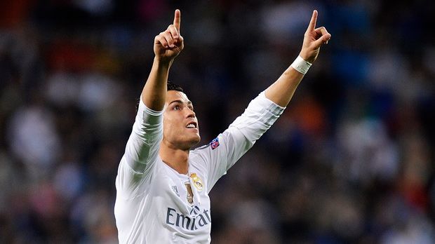
                <strong>Cristiano Ronaldo</strong><br>
                Sein Beiname ist eine Marke. Der Weltfußballer ist unter anderem das Gesicht einer Unterwäschekollektion und vertreibt ein eigenes Parfüm. Der Portugiese profitiert dabei davon, dass ihn im Fußball gefühlt jeder unter der Abkürzung CR7 kennt, in Anspielung auf die Initialien seines Namens und seiner Rückennummer.
              