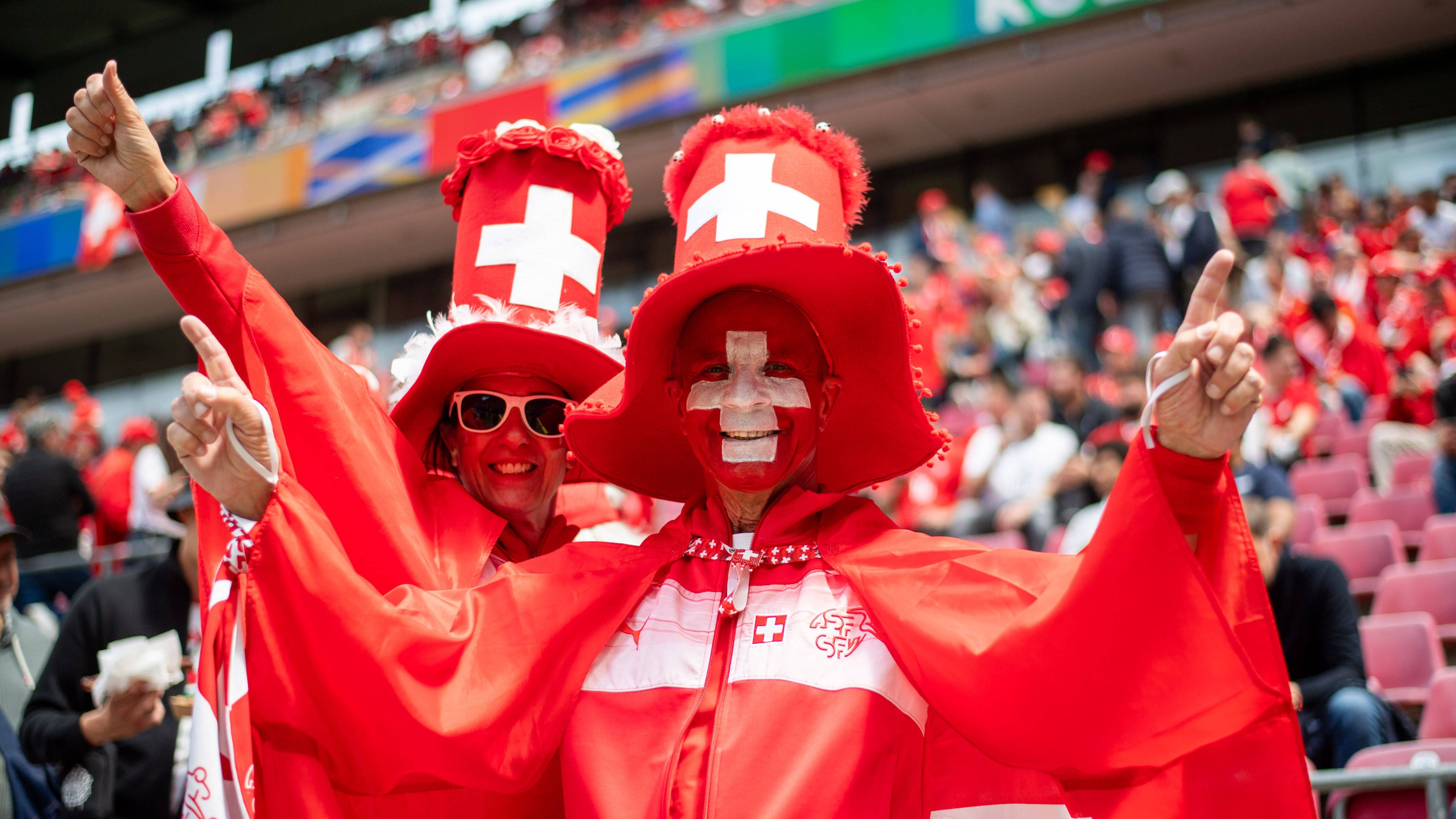 <strong>Fans der Schweiz in bester Laune</strong><br>Vor dem Spiel herrscht im Stadion ausgelassene Stimmung bei den Schweizer Fans.