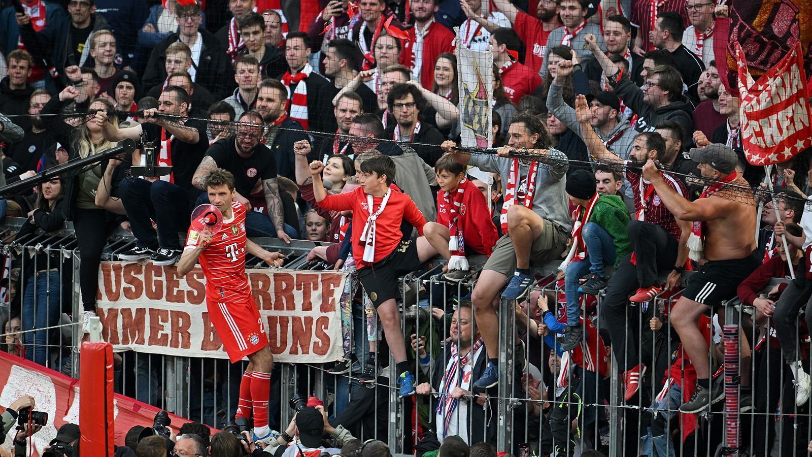 
                <strong>So feiert der FC Bayern München die 32. Meisterschaft</strong><br>
                Für die Fans inzwischen ein routiniertes Ritual - dennoch wird auf den Rängen der Allianz Arena natürlich gefeiert.
              