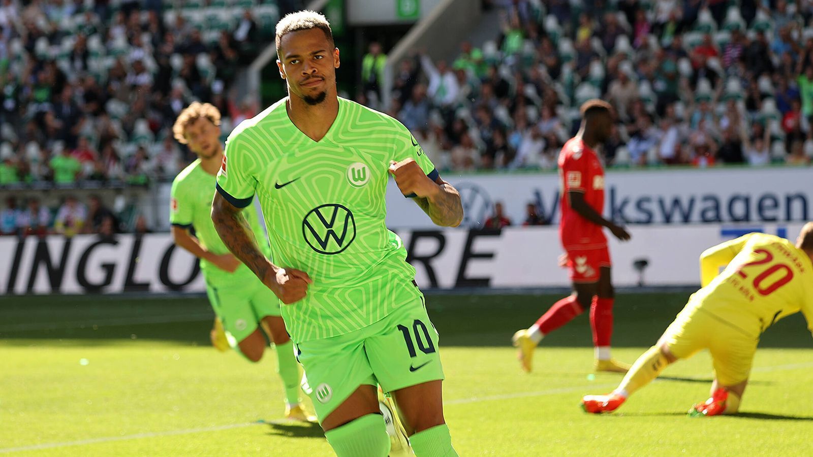 
                <strong>Lukas Nmecha (VfL Wolfsburg)</strong><br>
                Ein anderer Spielertyp ist Lukas Nmecha vom VfL Wolfsburg. Der 23-Jährige ist groß gewachsen, robust und brandgefährlich vor dem Kasten. Im Gegensatz zu Konkurrent Füllkrug wurde er auch schon mehrmals in den Kader der deutschen Nationalmannschaft berufen und absolvierte bereits sieben Spiele unter Hansi Flick. Dort kam er meistens von der Bank, bekleidete aber hauptsächlich die Position des Mittelstürmers. Große Eingewöhnungszeit in Flicks Spielsystem bräuchte er vermutlich also nicht mehr. Mit seinem Treffer gegen Borussia Dortmund betrieb er noch einmal Eigenwerbung. Kategorie: Edeljoker
              