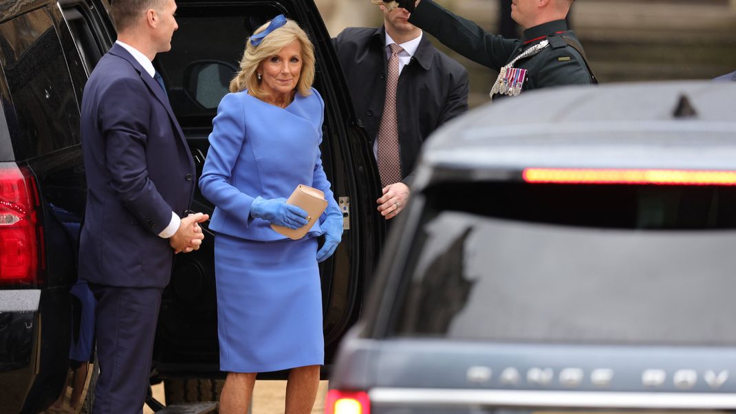 Jill Biden trifft bei der Krönung von Charles III. ein.