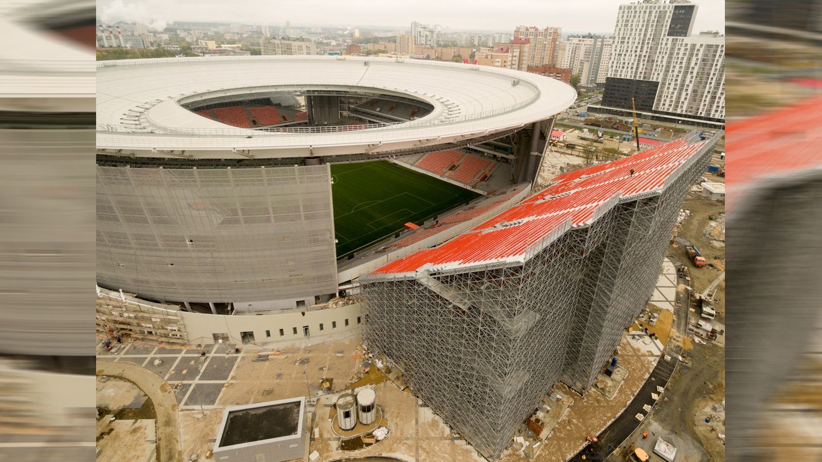 
                <strong>Tribüne außerhalb des Stadions</strong><br>
                WM-Besucher dürfen sich bei den Spielen im Zentralstadion von Jekaterinburg auf ganz besondere Sitzplätze gefasst machen. Weil die Kapazität des Stadions im Zuge der FIFA-Regularien von 27.000 auf 35.696 Zuschauer erhöht werden musste, haben die Veranstalter kurzerhand eine provisorische Tribüne außerhalb des Stadions angebracht. Der Grund? Der dort ansässige Verein FK Ural Jekaterinburg lockt mitunter nicht einmal 3.000 Zuschauer an und würde unter einem langfristigen Ausbau eher leiden als profitieren. Also dürfen sich die Fans auf eine Stahltribüne ohne Überdachung und Windschutz gefasst machen. Wer einen Sonderplatz ergattert, sollte also besser nicht nur schwindelfrei, sondern auch wetterfest sein.
              