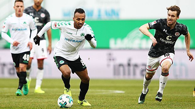 
                <strong>Julian Green (Greuther Fürth, 22 Jahre)</strong><br>
                Julian Green wurde bei den Bayern als großes Talent gehandelt, debütierte mit 18 Jahren in der Champions League und traf 2014 im WM-Achtelfinale für die USA. Trotz alledem kam er nicht über vier Pflichtspiele beim Rekordmeister hinaus und wurde nach einer erfolglosen Leihe zum HSV im Winter vergangenen Jahres nach Stuttgart verkauft. Auch dort wollte es nicht auf Anhieb klappen, weshalb Green derzeit auf Leihbasis für Greuther Fürth spielt.
              