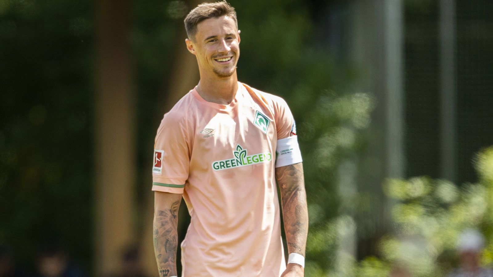
                <strong>SV Werder Bremen</strong><br>
                Bei den Norddeutschen geht in dieser Saison Marco Friedl als Kapitän voran. Das verkündete der Klub beim "Tach der Fans". Der Österreicher hatte nach dem Aufstieg seinen Vertrag vorzeitig verlängert und übernimmt die Binde vom zu Antalyaspor gewechselten Ömer Toprak.
              
