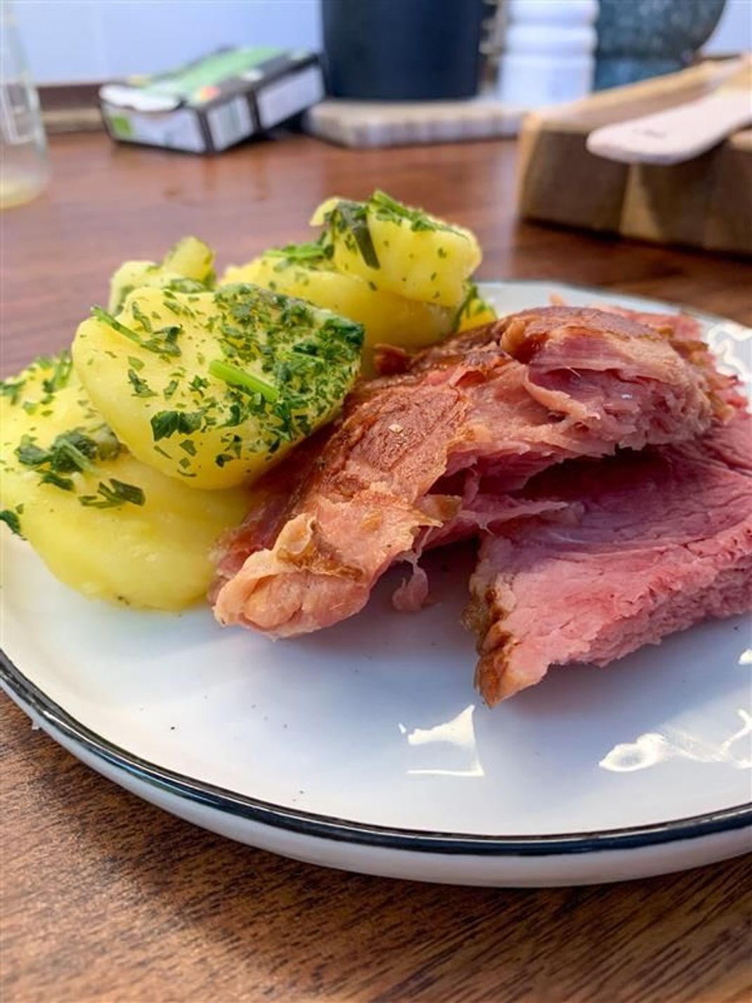 Ein Badisches Schäufele mit klassischem Kartoffelsalat.