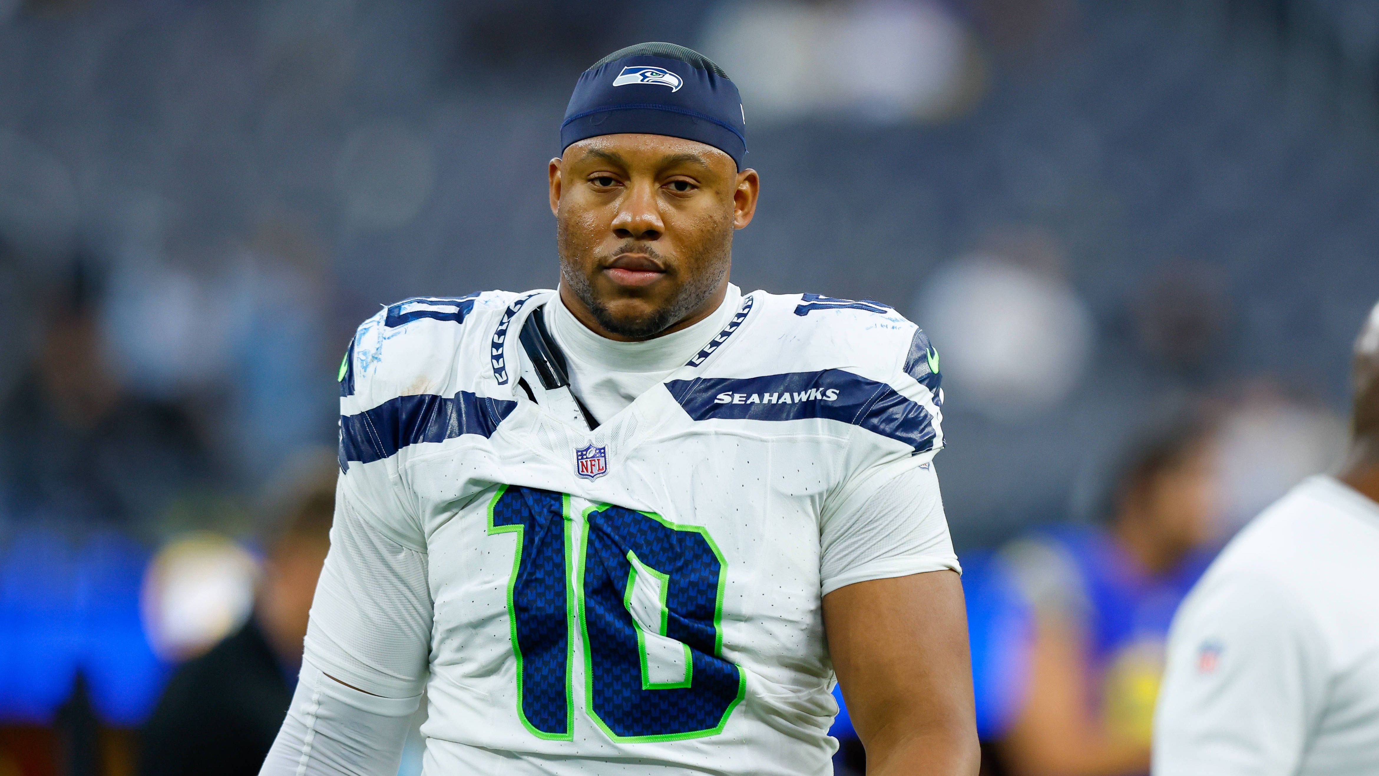 <strong>Seattle Seahawks: Uchenna Nwosu </strong><b>(Edge Rusher)<br></b><strong>Vertragdetails</strong>: 3 Jahre, 45 Millionen US-Dollar<br>Nach zwei verletzungsgeplagten Saisons einigten sich die Seahawks und Nwosu auf eine Gehaltskürzung um knapp sieben Millionen US-Dollar. Einen Großteil dieser Kürzung kann er durch leistungsbezogene Boni in der kommenden Saison zurückholen. Allerdings hat sich der Vertrag so oder so nicht wirklich rentiert.