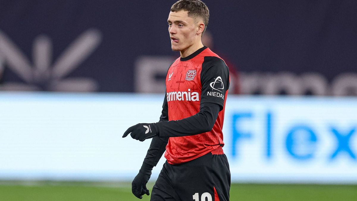 Leverkusen, Deutschland, 02.02.25: Florian Wirtz (Bayer 04 Leverkusen) schaut waehrend des 1. Bundesliga Spiels zwischen Bayer 04 Leverkusen - TSG 1899 Hoffenheim in der Bayarena am 02. February 20...