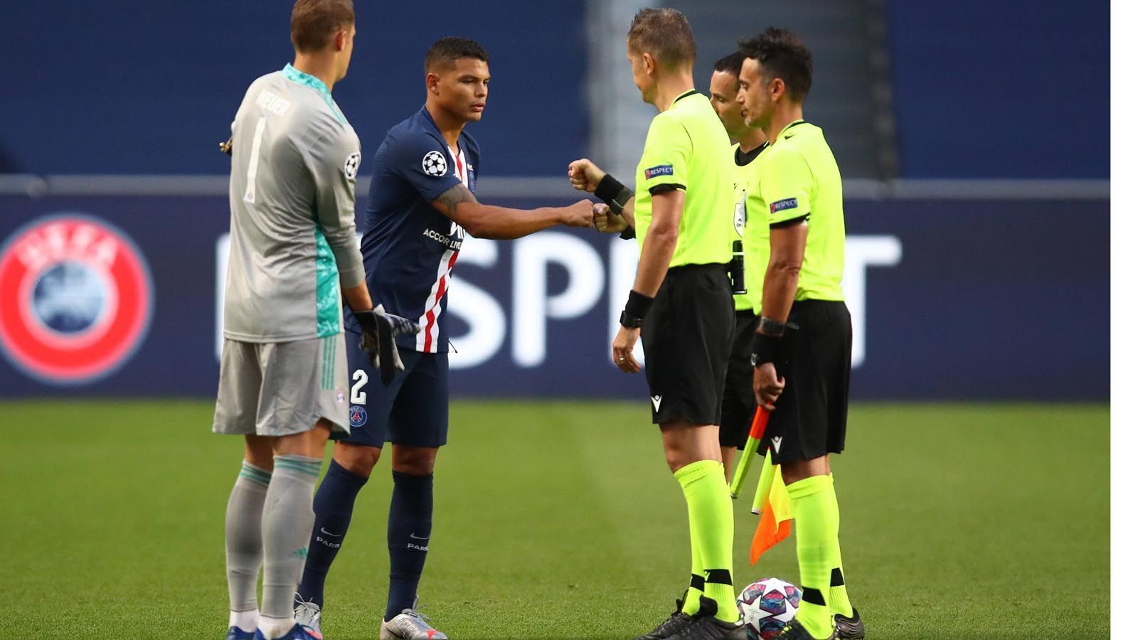 
                <strong>Thiago Silva (von Paris Saint-Germain)</strong><br>
                In einem jungen Blues-Team könnte der routinierte Brasilianer in die Anführer-Rolle schlüpfen und die wacklige Abwehr (54 Liga-Gegentore) stabilisieren. Sein Vertrag bei PSG war ausgelaufen, Thiago Silva ist daher ablösefrei zu haben. Noch in dieser Woche soll der bisherige Kapitän von Paris St. Germain den Medizincheck absolvieren. 
              