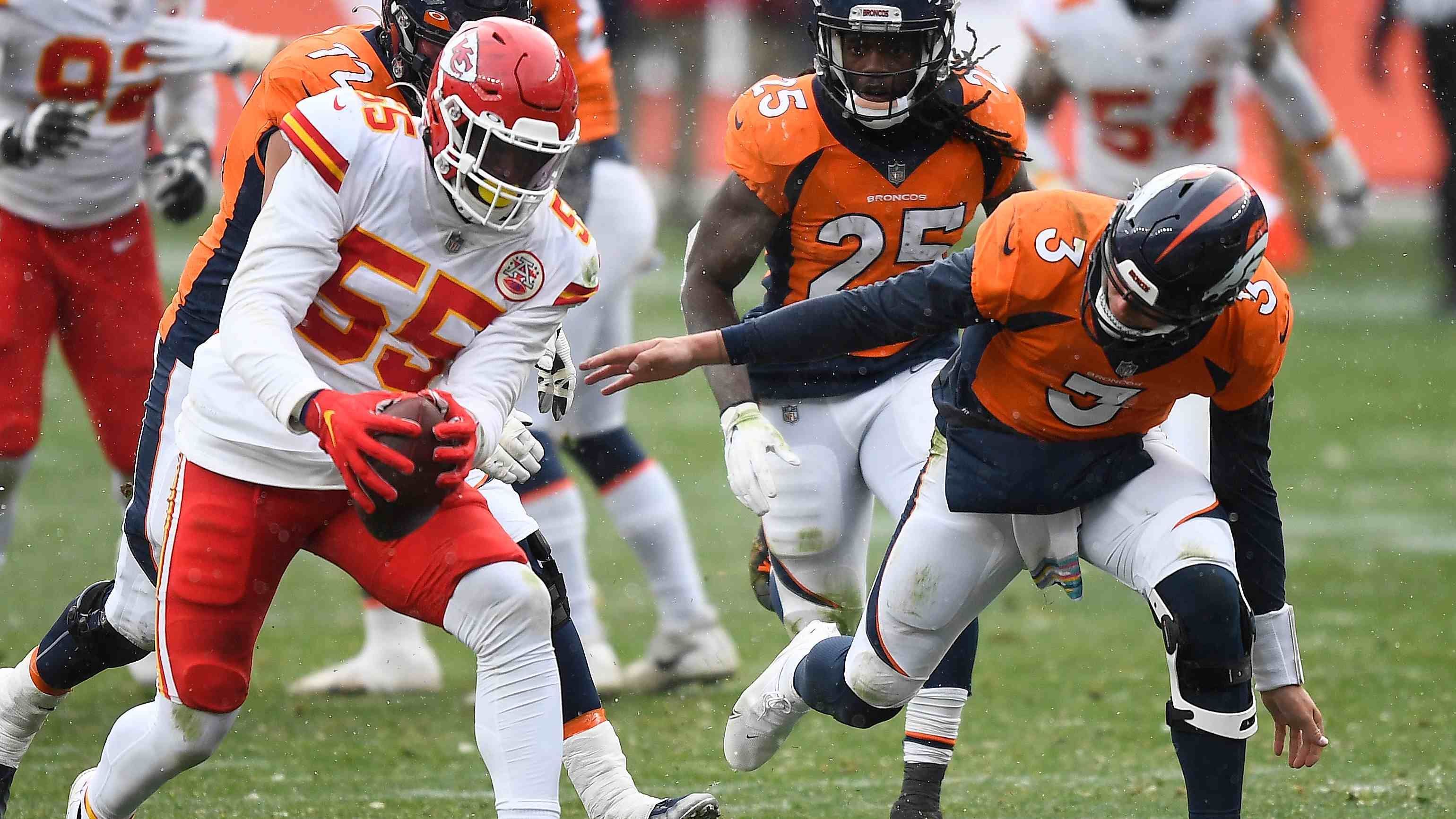 
                <strong>Defense: Kansas City Chiefs - 20 Punkte</strong><br>
                Im Schneegestöber von Denver überragte vor allem die Defense der Kansas City Chiefs, die Broncos-Quarterback Drew Lock die Hölle heiß machte. So kam die Chiefs Defense auf zwei Interceptions, drei aufgenommene Fumbles sowie einen Touchdown nach einer Interception. Wer die Chiefs aufgestellt hat, wird sich über die 20 erzielten Punkte im Fantasy Manager freuen.  
              