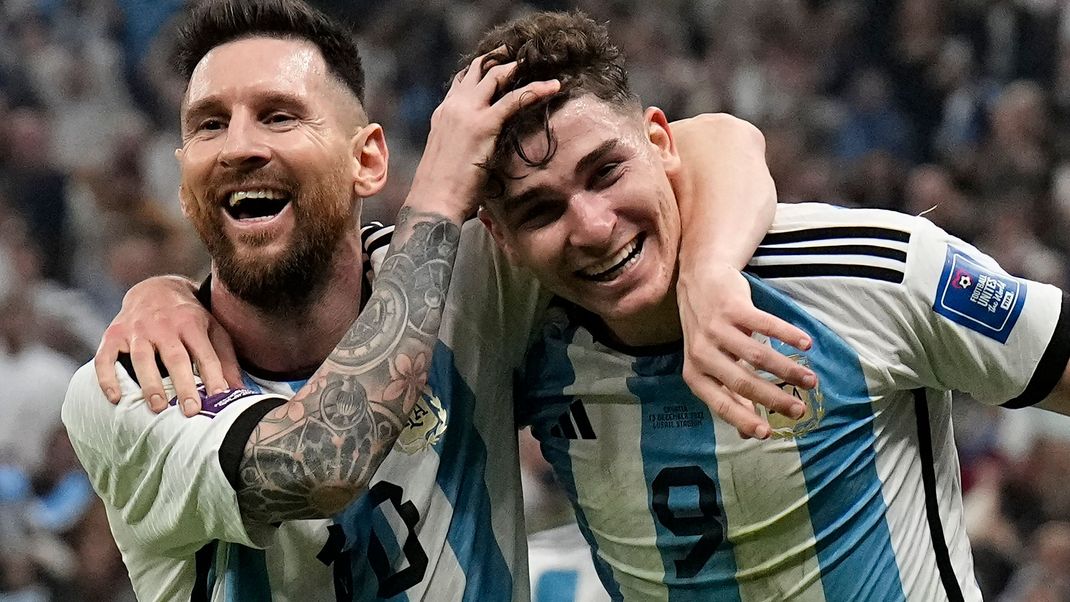 Die Argentinier Lionel Messi und Julian Alvarez jubeln. Einer spielt für Paris, der andere bei Manchester City.