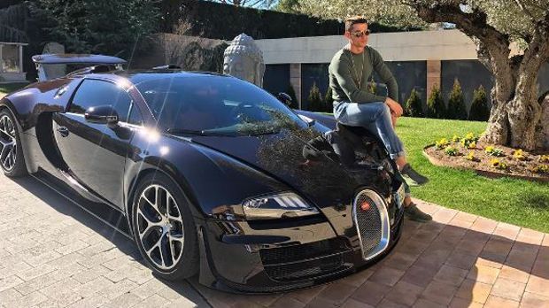 
                <strong>CR7 und sein Bugatti</strong><br>
                Er hat es wieder getan: Cristiano Ronaldo posiert mit einem seiner vielen Luxus-Autos. Den Bugatti Veyron, mit dem er sich diesmal ablichten ließ, gönnte sich der Portugiese nach dem EM-Triumph 2016. Eines muss man ihm aber lassen: So cool und lässig wie Cristiano Ronaldo kann wohl kein anderer Fußballer auf seiner Nobelkarosse abhängen. 
              