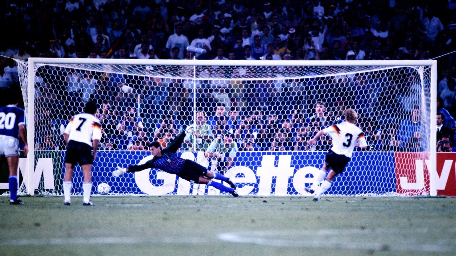 
                <strong>WM-Finale 1990: Argentinien - Deutschland</strong><br>
                Lothar Matthäus war eigentlich der Elfmeterschütze. Aber der Kapitän hatte in der Pause seine Schuhe wechseln müssen und fühlte sich nicht sicher. Also trat Andreas Brehme an und verwandelte sicher unten links. Elfmeterkiller Goycochea ahnte die Ecke, doch der Strafstoß war zu platziert. Das erlösende 1:0.
              