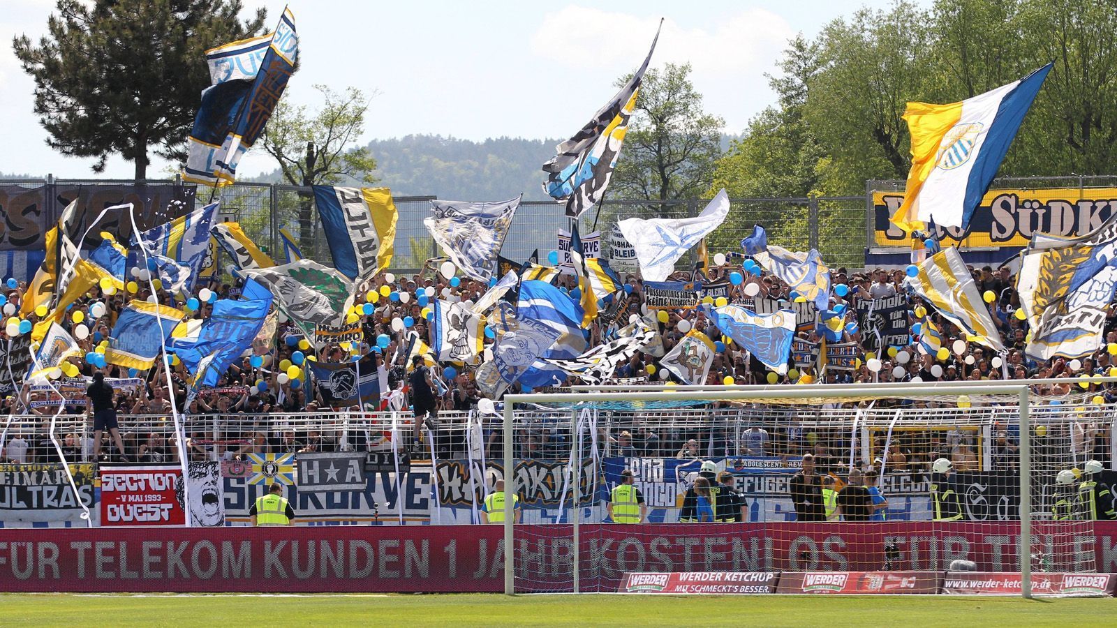 
                <strong>Platz 13: Carl Zeiss Jena</strong><br>
                Verkaufte Dauerkarten für die Saison 2019/20: 1.400
              