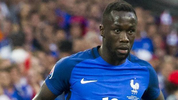 
                <strong>Bacary Sagna</strong><br>
                Bacary Sagna: Bekommt auf der rechten Seite immer wieder Schützenhilfe durch Sissoko oder Payet - und die hat der 33-jährige Verteidiger auch bitter nötig, um gegen die starken Julian Draxler und Jonas Hector eine Chance zu haben. ran-Note: 4
              