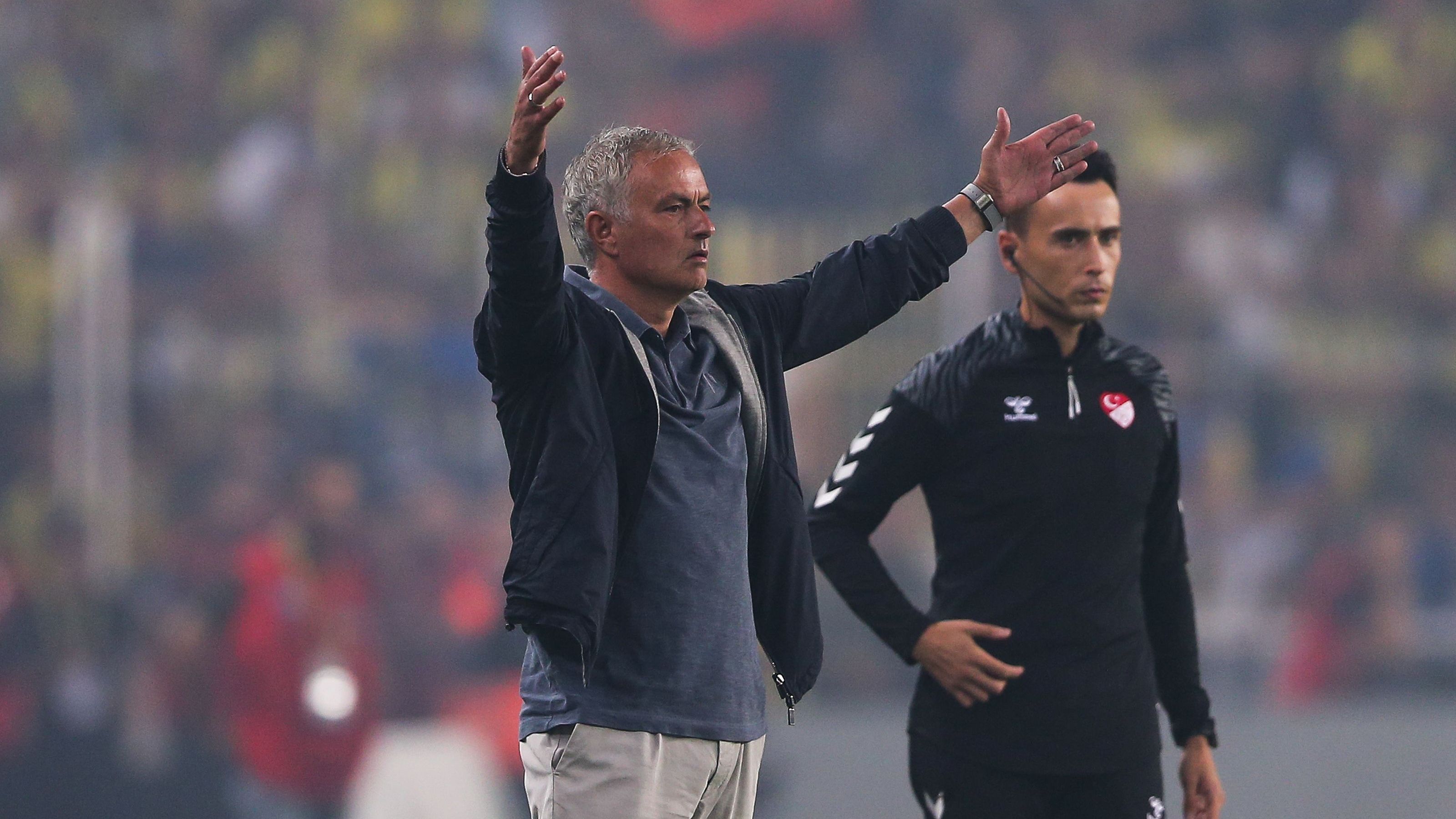 <strong>VAR kritisiert: Türkischer Verband sperrt Mourinho</strong><br>Wenige Tage nach der Sperre durch die UEFA folgte in der Türkei ein Urteil des Fußballverbandes TFF. Weil der Portugiese beim 3:2-Sieg von Fenerbahce gegen Trabzonspor die Leistung des Videoschiedsrichters kritisierte, wurde "The Special One" ebenfalls für eine Partie gesperrt. Zudem musste er wegen der Aussagen gegen den VAR sowie dem schlechten Verhalten gegenüber den Trabzonspor-Fans eine Geldstrafe in Höhe von umgerechnet zirka 71.000 Euro bezahlen.