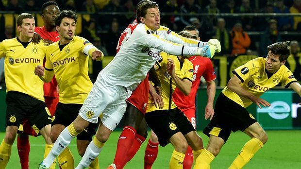 
                <strong>Roman Weidenfeller</strong><br>
                Roman Weidenfeller: Musste bei einem Zusammenstoß in Halbzeit eins ordentlich einstecken. War beim Gegentor zum 0:1 machtlos. Parierte in der 51. Minute mehrfach stark gegen Coutinho. ran-Note: 2.
              