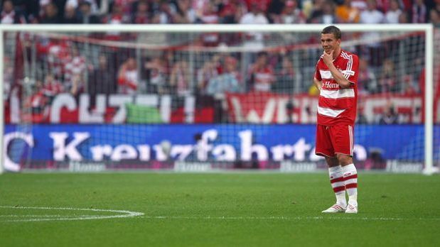 <strong>Lukas Podolski</strong><br>Auch bei ihm haben sich die Bayern verzettelt. Der "kölsche Jung" erzielt zwar 15 Liga-Tore - dafür braucht er allerdings drei Jahre (2006 - 2009). Zwischenzeitlich steht er häufiger nicht im Kader und wird sogar in die zweite Mannschaft geschickt. Im Juli 2009 wechselt der Offensivspieler schließlich wieder zum 1. FC Köln.
