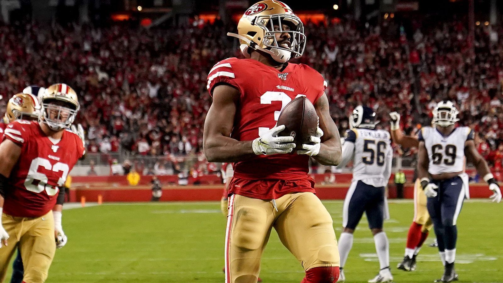 
                <strong>Raheem Mostert (San Francisco 49ers)</strong><br>
                49ers-Running-Back Raheem Mostert winkt ebenfalls ein Zahltag. Er steht bei 715 Rushing Yards. 35 Yards machen ihn um 250.000 Dollar reicher. 500.000 Dollar gibt es, wenn er am Ende bei 850 Yards landet.  
              