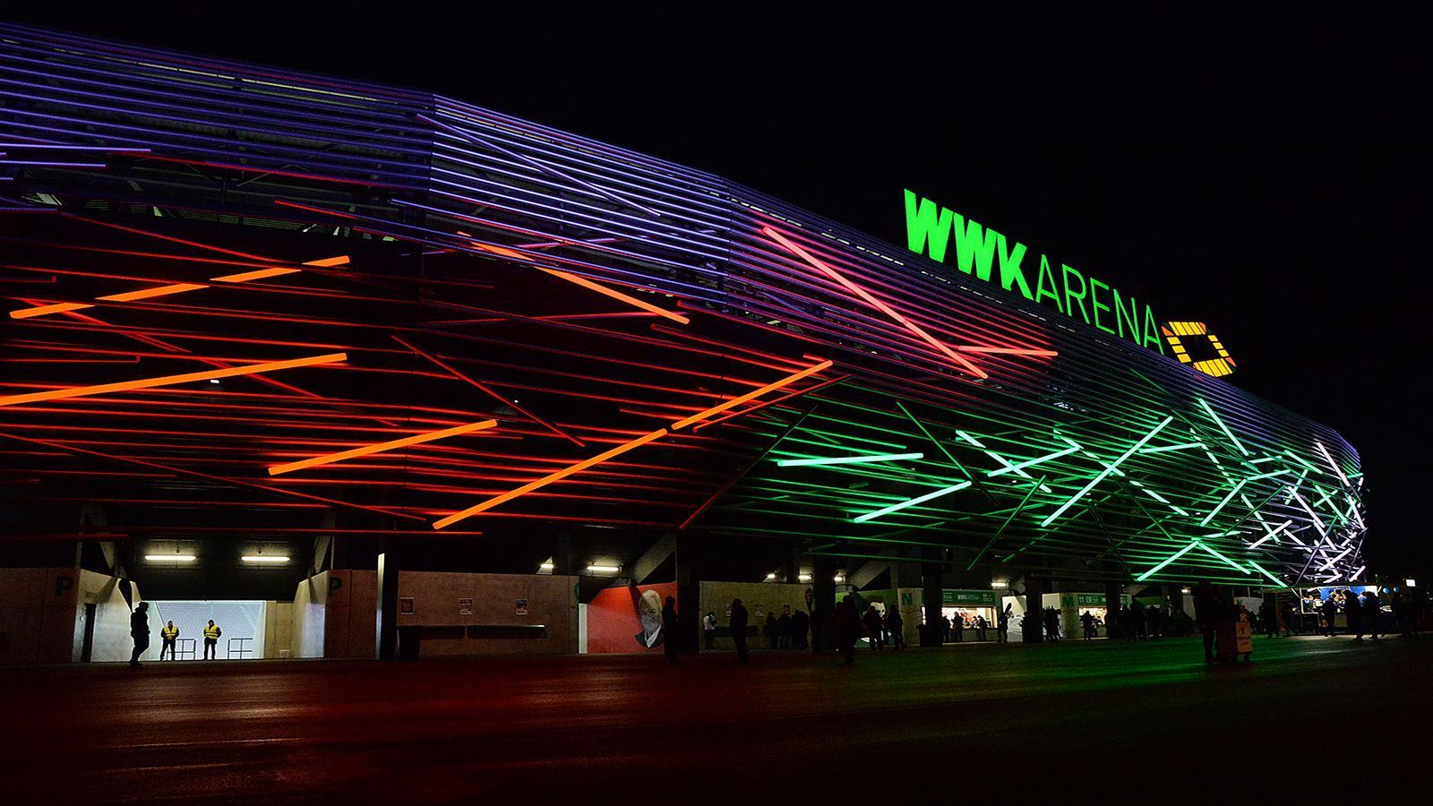 
                <strong>FC Augsburg: Klimafreundlichstes Stadion der Bundesliga</strong><br>
                Die WWK-Arena ist das erste klimaneutrale Stadion der Welt. Insgesamt sechs Brunnen sowie Wärme- und Umwälzpumpen sorgen dafür, dass Grundwasser abgepumpt, erwärmt und dann wieder abgekühlt und zurückgeführt wird. So werden die VIP-Räumlichkeiten und Umkleidekabinen geheizt. Auch die Rasenheizung kann durch dieses Prinzip betrieben werden.
              