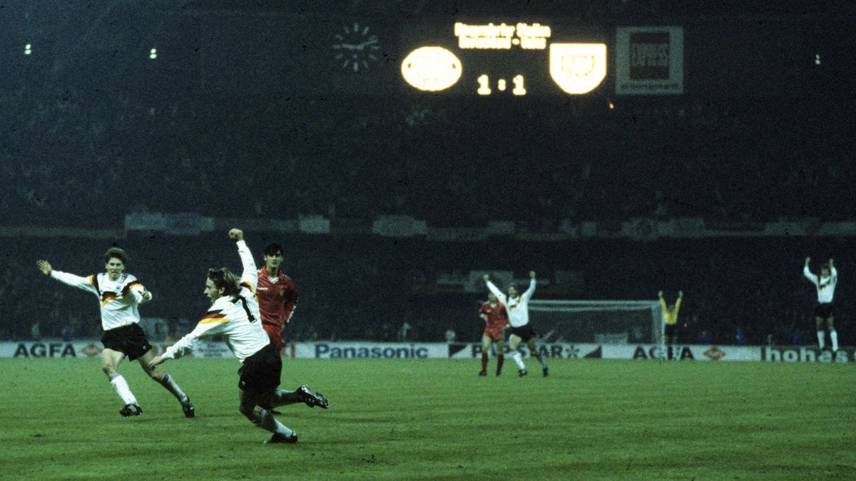 WM Qualifikationsspiel: Deutschland - Wales (2:1 15.11.1989) in Köln. Torschütze Thomas Häßler (2.v.l.) jubelt nach dem 2:1. Li: Stefan Reuter. HM