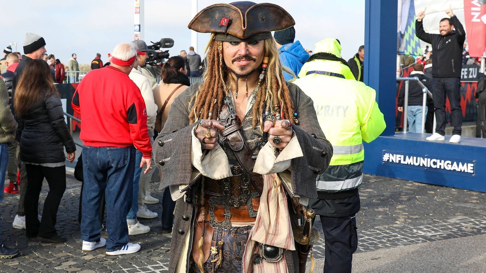 
                <strong>Tampa Bay Buccaneers vs. Seattle Seahawks: Verrückte Fans beim Munich Game</strong><br>
                Jack Sparrow ist auch da.
              