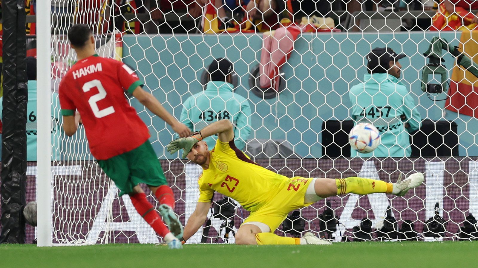 
                <strong>England</strong><br>
                The Sun: "Dank des perfekten "Panenka" von Achraf Hakimi aus Madrid schied Spanien bei einem weiteren großen Turnier im Elfmeterschießen aus, (...)  während Marokko mit dem erstmaligen Erreichen des WM-Viertelfinales Geschichte schrieb."Daily Mail: "Unter Trommelwirbel und Pfeifkonzerten schied Spanien an einem dramatischen Nachmittag im Education City von Doha aus der Weltmeisterschaft aus. Wenn es möglich ist, ein Fußballspiel zu kontrollieren, ohne jemals in Ballbesitz zu kommen, dann hat Marokko uns allen gezeigt, wie man das macht."The Guardian: "Geschichte wurde geschrieben, ja, und wie sie dafür gekämpft haben, indem sie die erste Überraschung in der K.-o.-Runde schafften - wenn es überhaupt eine war. Spanien ist raus, Afrikas letzte verbliebene Mannschaft ist durch, und die hat es in sich."
              