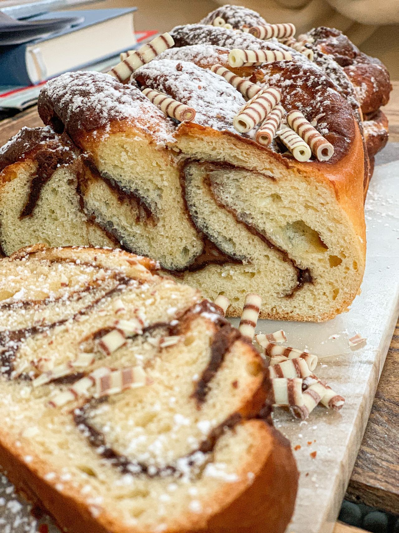 Süßer Babka mit Schokofüllung. 