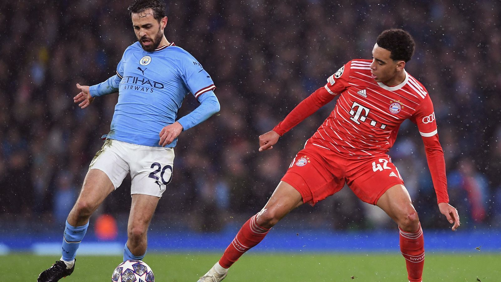 
                <strong>Jamal Musiala (FC Bayern München)</strong><br>
                Tut sich gegen die Defensiv-Hünen von City erwartungsgemäß schwer. Muss sich in einer Situation in Halbzeit eins auch einiges von Tuchel anhören. Hält den Ball oft zu lange und hat dann drei Gegenspieler gegen sich. Da sind Ballverluste kein Wunder. Körperlich völlig unterlegen. Wird von Tuchel nach 68 Minuten ausgewechselt. ran-Note: 4
              