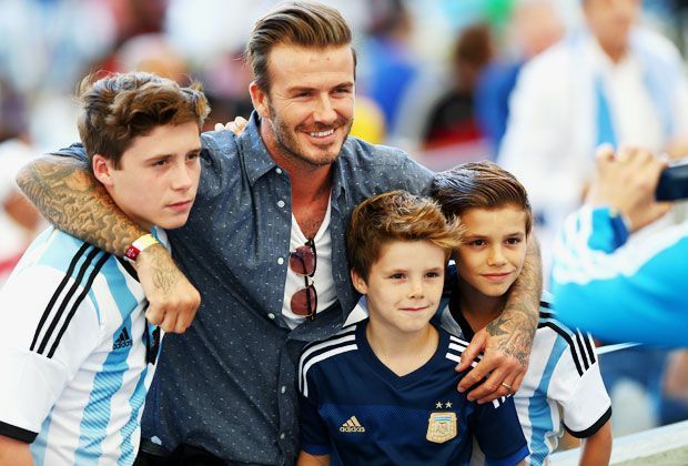 
                <strong>David Beckham</strong><br>
                David Beckham ist mit seinen Söhnen im Stadion. Die Sympatien der englischen Familie sind klar verteilt.
              