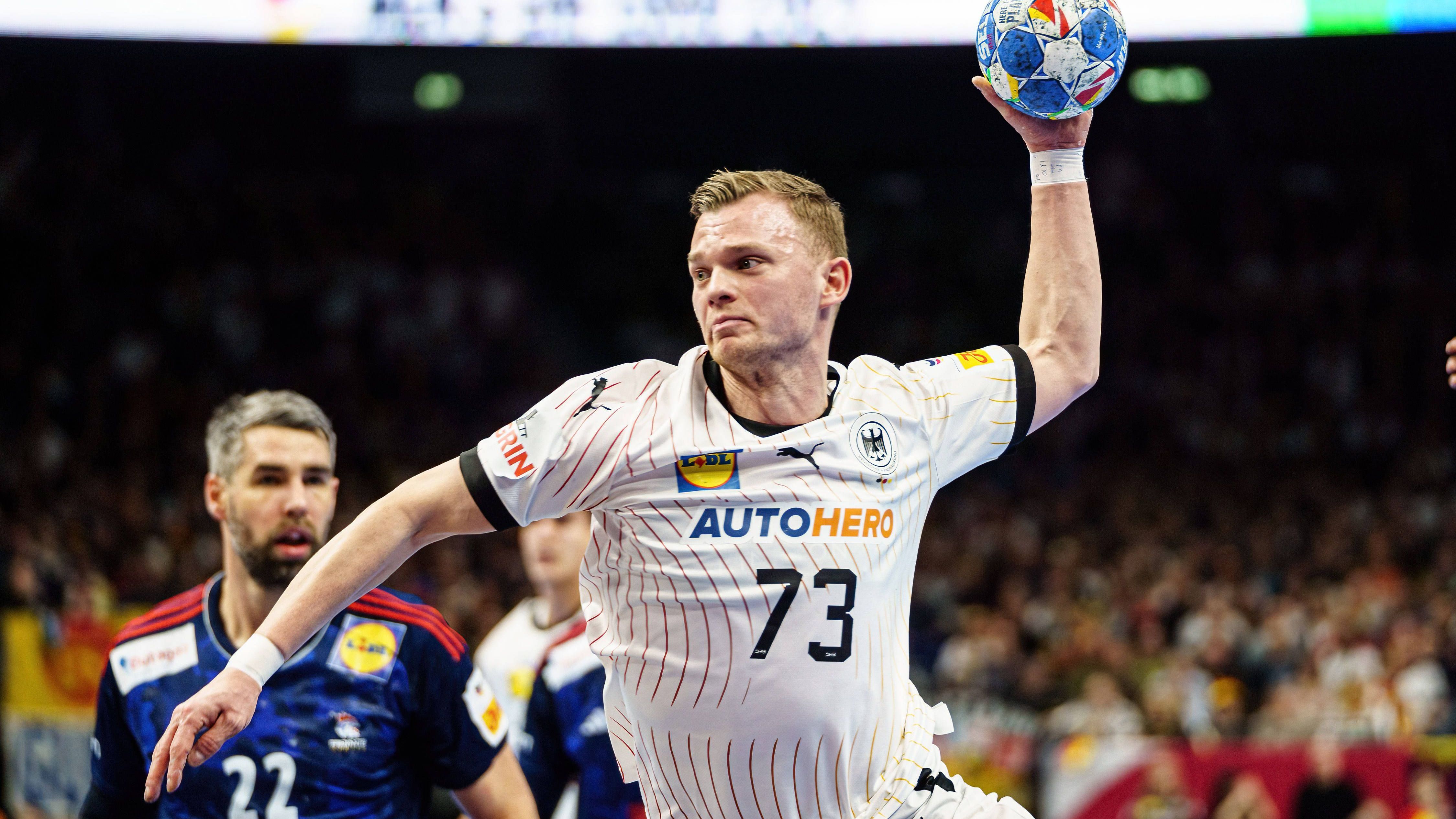 <strong>Rechtsaußen: Timo Kastening</strong> <br>Steigerte sich von Spiel zu Spiel. Hatte gegen die Schweiz noch einen recht schweren Stand, offensiv war er kaum eingebunden, verwarf zwei freie Abschlüsse. Gegen Nordmazedonien und Frankreich mit guten Auftritten. Stellte Descat größtenteils kalt, sorgte mit einem Zirkusanspiel für den vielleicht schönsten Assist der Vorrunde. Seine Quote mit 7/11 ist noch ausbaufähig. <strong><em>ran</em>-Note: 2</strong>