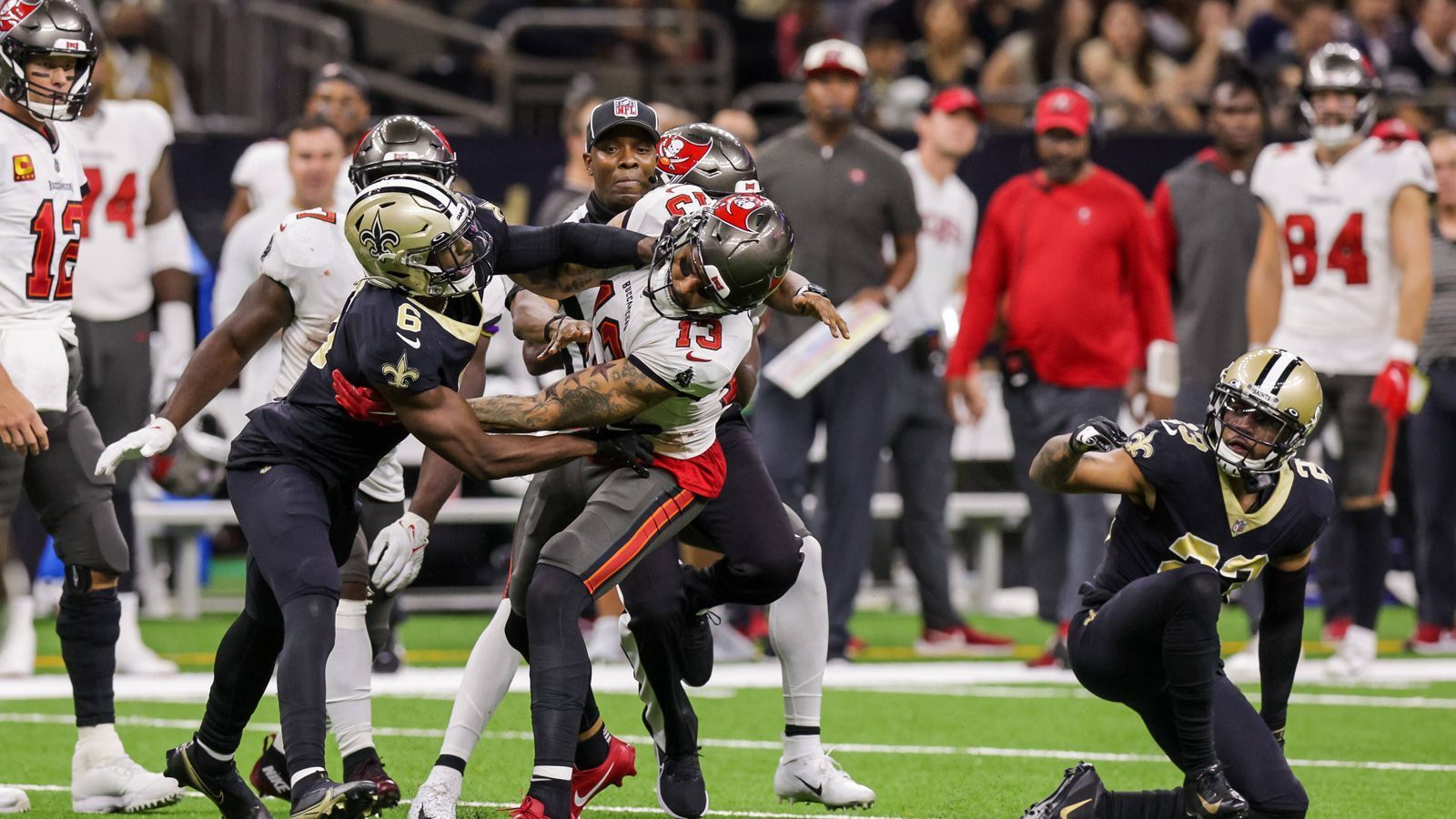 
                <strong>Mike Evans und Marshon Lattimore: Chronik einer tiefen Abneigung</strong><br>
                Hier ist Evans gerade mit Saints-Safety Marcus Maye beschäftigt. Lattimore berappelt sich rechts im Bild wieder, nachdem er von Evans zu Boden gebracht worden war. Auch Brady beobachtet die Handgreiflichkeiten links im Bild interessiert.
              