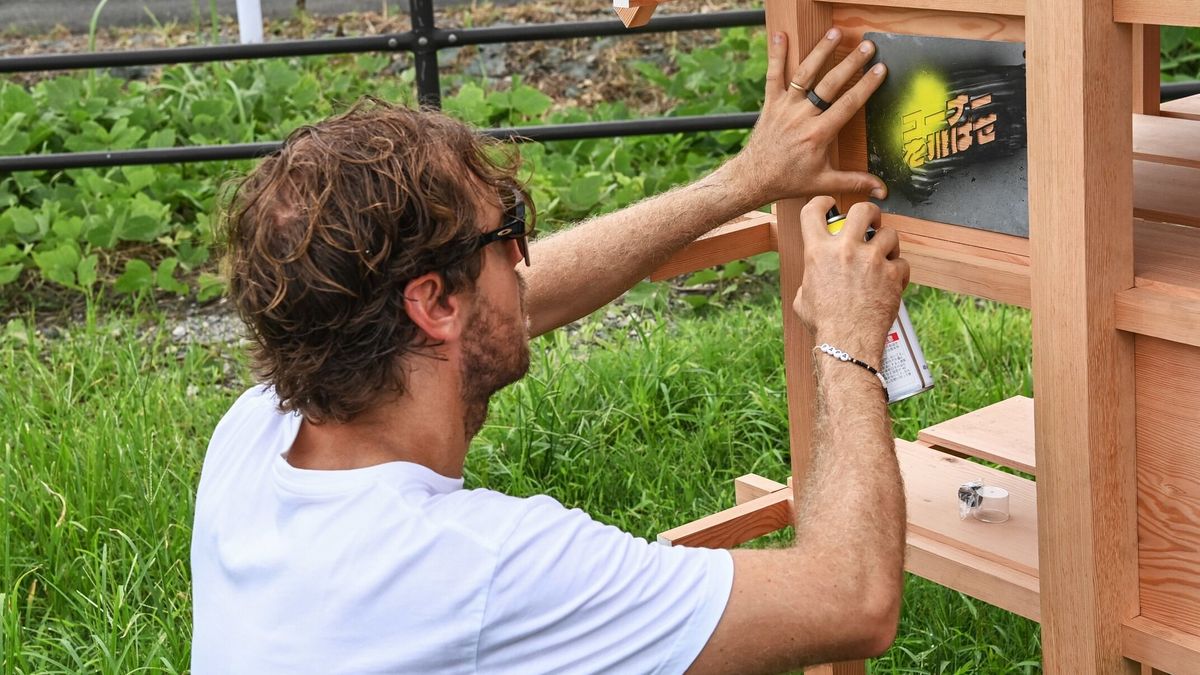 Sebastian Vettel beim Bau von Bienenhotels in Suzuka im Jahr 2023