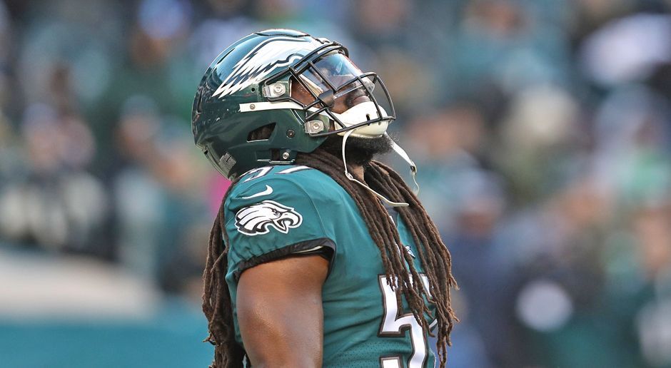 
                <strong>Dannell Ellerbe - Middle Linebacker</strong><br>
                Der eigentliche Starter der Eagles auf der Position des Middle Linebacker, Jordan Hicks, zog sich am siebten Spieltag der Regular Season gegen die Washington Redskins einen Achillessehnenriss zu. Zunächst durch Rookie Joe Walker und Najee Goode vertreten, spielt seit drei Partien Dannell Ellerbe auf Hicks' Position. Der 32-Jährige bringt eine Menge Erfahrung mit - auch im Super Bowl: 2013 gewann Ellerbe mit den Baltimore Ravens die Vince Lombardi Trophy. Gut möglich, dass Head Coach Doug Pederson auch im NFC Championship Game seinem "großen, physischen Jungen mit der starken Präsenz gegen den Lauf" vertraut. Allerdings ist es auch vorstellbar, dass die Eagles bei den meisten Snaps mit fünf Defensive Backs und nur zwei Linebackern spielen. DE Chris Long (5 Sacks und 4 Forced Fumbles 2017, zuletzt SB-Champion mit den Patriots) ist dann wohl die erste Wahl.
              