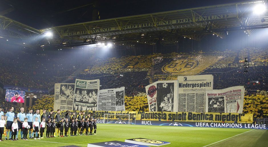 
                <strong>BVB-Fans verarbeiten Titelseiten von Zeitungen</strong><br>
                Gänsehaut-Alarm in Dortmund! Die Fans von Borussia Dortmund haben vor dem Achtelfinal-Rückspiel in der Champions League gegen Benfica Lissabon eine ganz besondere Choreografie hingelegt. Die BVB-Anhänger haben die gesamte Südtribüne in schwarz-gelb gehüllt und in mühevollster Kleinstarbeit einige Titelseiten von Zeitungen aus dem Jahr 1963 nachgebildet. Darunter war auf einem Spruchband zu lesen: "Morgen schreiben die Gazetten wieder: Borussia spielt Benfica nieder". Mit der Aktion erinnerten die Borussen an eine denkwürdige Partie vom 4. Dezember 1963. Damals besiegten die Borussen den portugiesischen Meister Benfica im Achtelfinal-Rückspiel im Europapokal der Landesmeister mit 5:0 und sicherten sich den Einzug ins Viertelfinale.
              