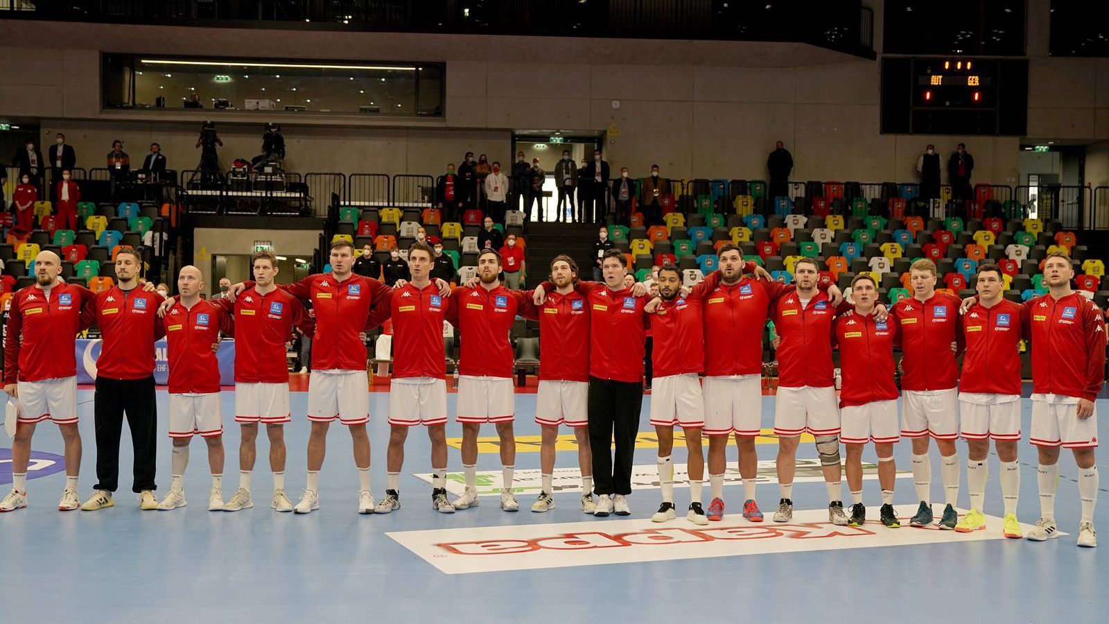 
                <strong>Österreich</strong><br>
                Österreich zählt zwar nicht unbedingt zu den Favoriten, wohl aber zu den aufstrebenden Handball-Nationen. Der 8. Platz bei der Europameisterschaft vor einem Jahr war ein Achtungserfolg. Diesmal allerdings ist der Kader geschwächt: Kapitän Nikola Bilyk, der wahrscheinlich beste österreichische Handball-Spieler aller Zeiten, ist aufgrund eines Kreuzbandrisses nicht einsatzfähig. Auch der Torjäger Janko Bozovic fehlt. Mit Norwegen und Frankreich bekam Österreich eine Hammer-Gruppe ab. Lediglich ein Sieg im Auftaktspiel gegen die USA ist realistisch. ran.de-Tipp: Österreich zieht als Gruppendritter in die Hauptrunde ein - mehr ist allerdings nicht möglich.    
              