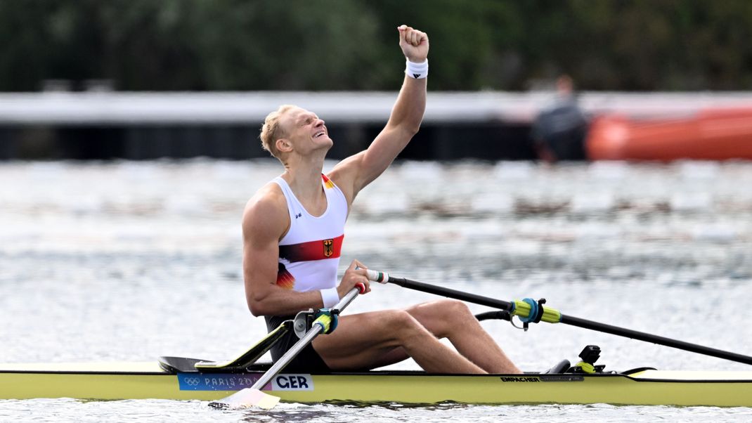 03.08.2024, Frankreich, Vaires-Sur-Marne: Olympia, Paris 2024, Rudern, Einer, Männer, Finale, Vaires-sur-Marne Nautical Stadium, Oliver Zeidler aus Deutschland jubelt nach seinem Olympiasieg.