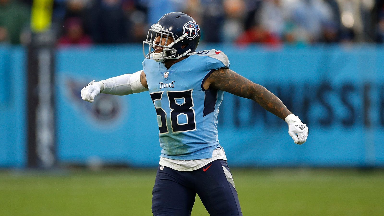 
                <strong>Harold Landry (Tennessee Titans)</strong><br>
                Herber Rückschlag für die Tennessee Titans. Harold Landry reißt sich kurz vor Saisonstart das Kreuzband und wird lange ausfallen. Wie Adam Shefter berichtet, soll er sich die Verletzung im Training zugezogen haben. Der Linebacker unterzeichnete erst in dieser Offseason einen neuen Fünfjahresvertrag über 87,5 Millionen Dollar, nachdem er vergangene Saison einer der wichtigsten Bausteine in der Titans-Defensive war. Mit zwölf Sacks führte er sein Team in dieser Statistik an und erreichte gleichzeitig ein Career High. Bitter für das Team aus Tennessee, das nun eine große Lücke in der Defense füllen muss. 
              