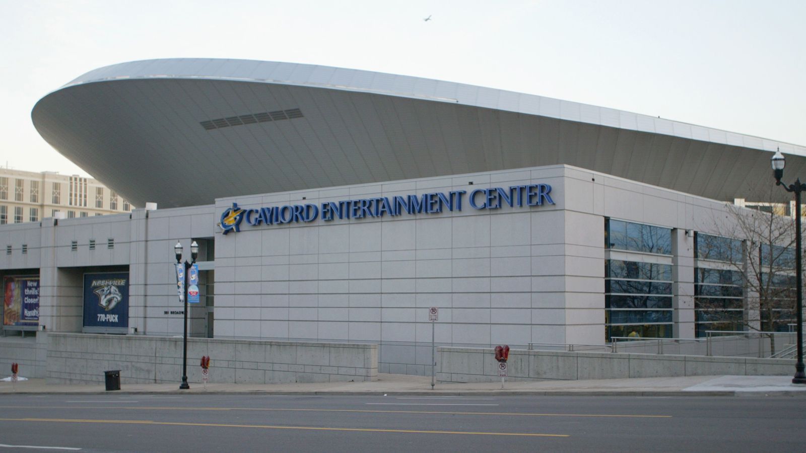 
                <strong>Gaylord Entertainment Center (1999-2007, Nashville/ USA)</strong><br>
                Gaylord Entertainment Center (1999-2007, Nashville/ USA): Acht Jahre lang trug das Eishockey-Team der Nashville Predators seine Heimspiele im "Gaylord Entertainment Center" aus. Inzwischen heißt die Halle "Bridgestone Arena".
              