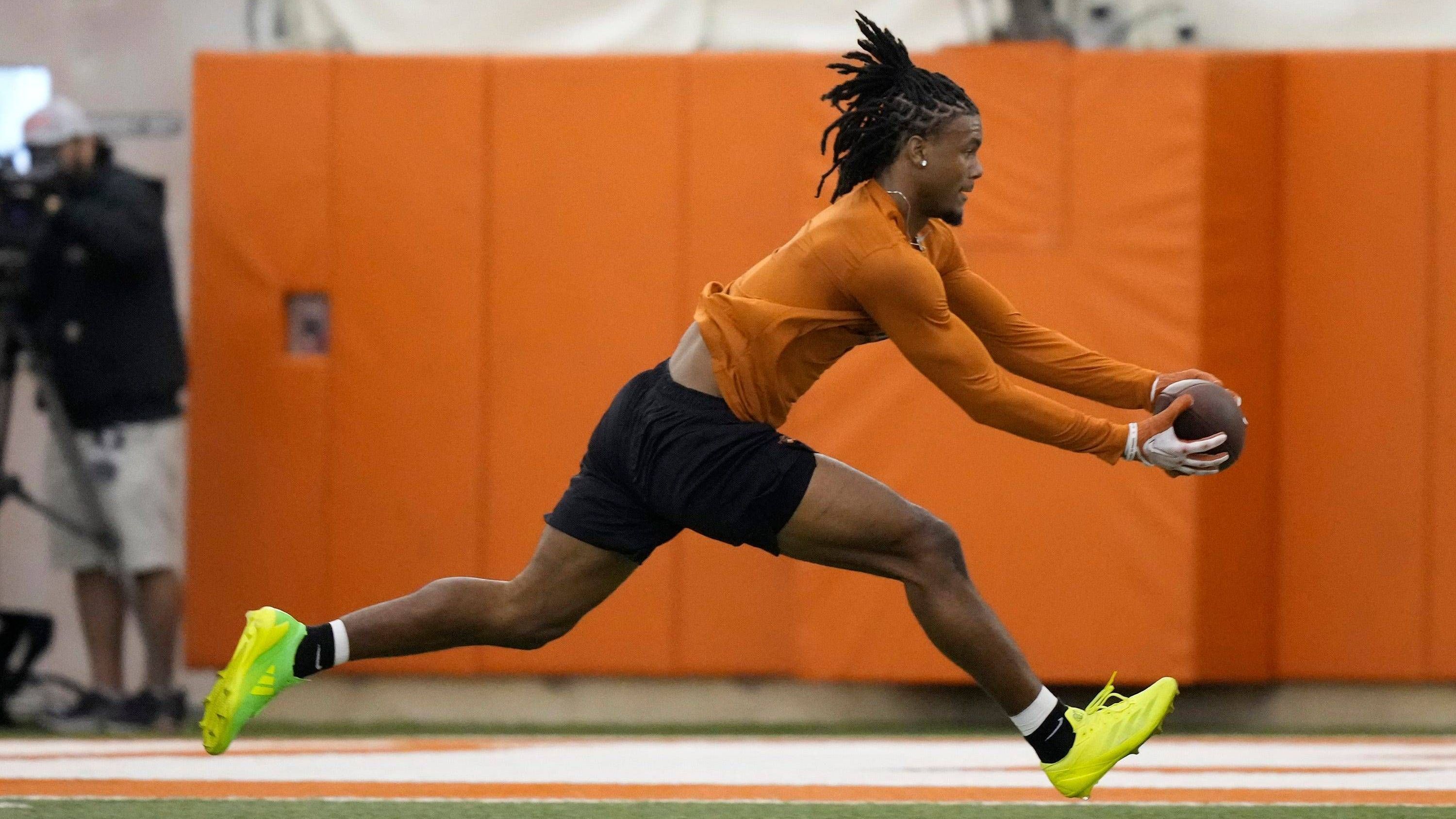 <strong>6. Platz: Adonai Mitchell - Bewertung<br></strong>Der 21-Jährige bringt mit seinem Paket aus physischen Anlagen, guten Catching-Fähigkeiten und Route Running genügend Eigenschaften mit, um hoch im Draft gewählt zu werden. Er verfügt über ausreichend Potenzial, um sich zu der Top-Anspielstation seines Teams zu entwickeln. Allerdings könnte es sein, dass etwas Geduld nötig ist.