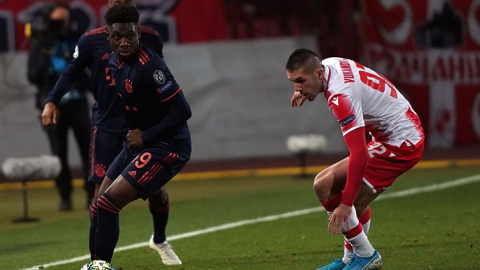 
                <strong>Alphonso Davies</strong><br>
                Spielt wie gewohnt mit viel Offensivdrang und zeigt sich dabei auch sehr kombinationsfreudig. Gegen einen solch defensiv eingestellten Gegner ist der Kanadier die Optimallösung auf der Position. ran-Note: 2
              