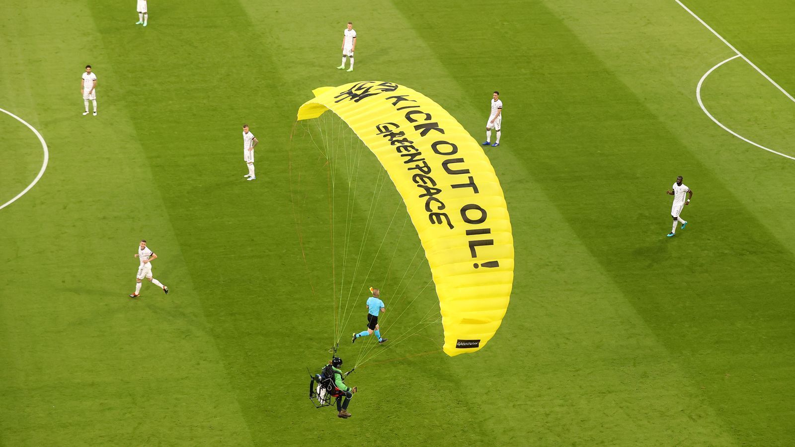 
                <strong>Verlierer: Greenpeace-Aktivist bringt mit Protest Zuschauer in Gefahr</strong><br>
                Bei Deutschlands EM-Auftakt in München gegen Frankreich (0:1) gab es schon zum Anstoß einen sehr fragwürdigen und letztlich gefährlichen Protest. Ein Greenpeace-Aktivist flog per Paragleiter in die Allianz Arena. Bei seinem Landeversuch auf dem Rasen kam der Klimaschützer, der mit seinem Schirm an auf dem Dach befestigten Stahlseilen hängen blieb, ins Schlingern und damit den Zuschauern auf den Tribünen gefährlich nahe. Zwei Personen wurden bei diesem waghalsigen Manöver sogar verletzt. Erst später wurde bekannt, wie knapp der Aktivist mit dem Leben davon kam. Laut dem bayerischen Innenminister Joachim Hermann haben die Sicherheitskräfte nur "aufgrund der Beschriftung 'Greenpeace' davon abgesehen, dass Scharfschützen hier eingegriffen haben".
              