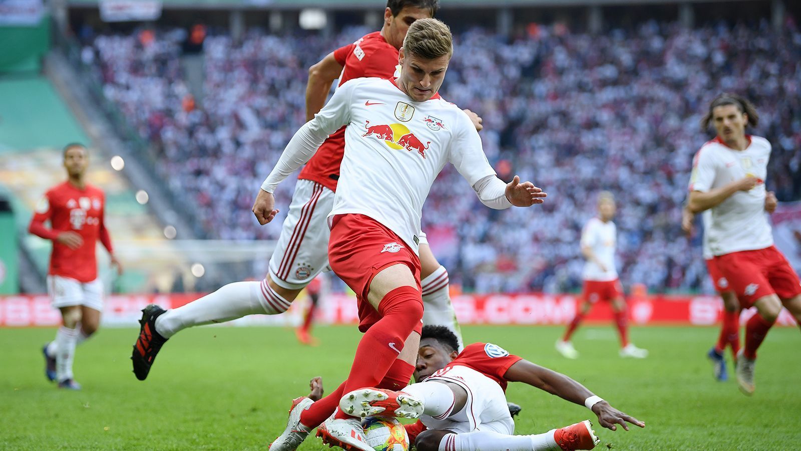 
                <strong>Timo Werner (RB Leipzig)</strong><br>
                Der umworbene Nationalspieler macht vor der Pause in einigen Aktionen eine unglückliche Figur. Bei einer guten Möglichkeit wagt er sich nicht ins Dribbling gegen Süle und sein Querpass in den Strafraumgerät zu ungenau. Doch dann steigert Werner sich. Nach Halstenbergs Flanke prüft er Neuer am kurzen Pfosten. Wenig später verhindert nur Süle seinen Treffer. ran-Note: 3
              