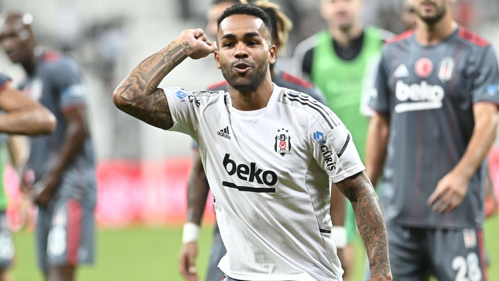 
                <strong>Mittelfeld: Alex Teixeira</strong><br>
                In den frühen Jahren der 2010er war der ukrainische Klub Shakthar Donetsk bekannt dafür, hochbegabte Brasilianer zu verpflichten und sie weiterzuentwickeln. Einer der Besten davon - neben Douglas Costa - war Alex Teixeira. Der Brasilianer spielte so gut auf, dass der chinesische Klub Jiangsu 50 Millionen Euro für ihn bezahlte. Anfang der Saison jedoch wurde sein Vertrag dort im Zuge des Crashs der chinesischen Super League aufgelöst. Vor der Saison unterschrieb Teixeira zwar bei Besiktas, doch auch er fehlt gegen Dortmund aufgrund einer Oberschenkelblessur.
              