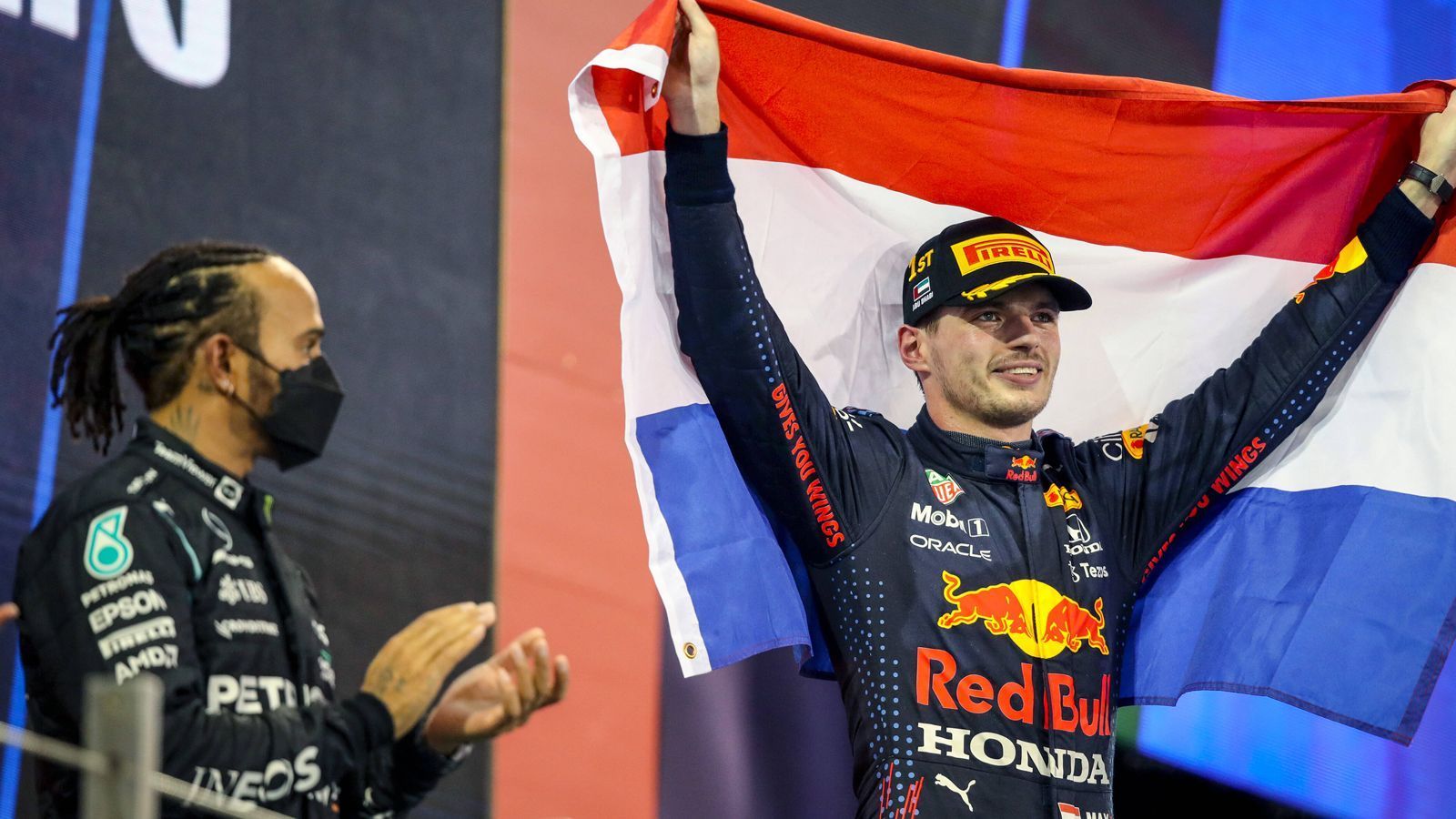 
                <strong>Showdown in Abu Dhabi: Triumph Verstappen </strong><br>
                Doch dann überschlagen sich die Ereignisse: Nicholas Latifi löst durch einen Crash ein Safety Car aus, Verstappen holt sich frische Reifen, ist beim Restart hinter Hamilton und schnappt sich den Briten in der allerletzten Runde der Saison. Denkwürdige Saison, denkwürdiges Finale, Happy End für den Niederländer? Von wegen! Erst einmal nicht, denn passend zum erbitterten Titelkampf legt Mercedes nach dem Rennen zwei Proteste ein. Verstappen muss ein paar Stunden lang bangen, dann werden die Proteste abgewiesen.
              