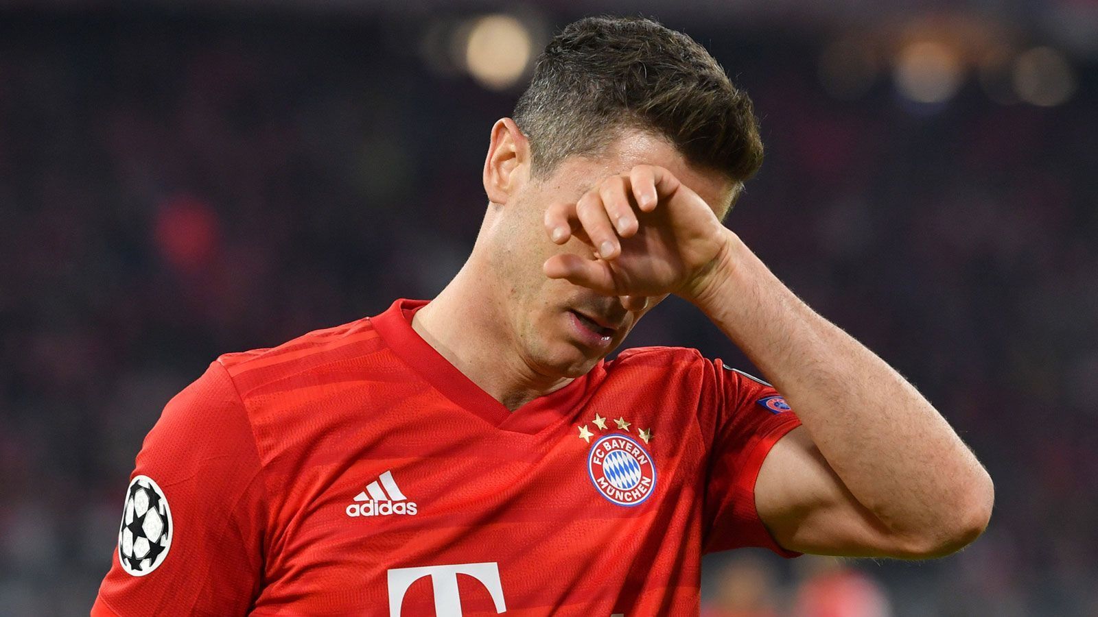 
                <strong>Lewandowski wird schmerzlich vermisst</strong><br>
                So unrealistisch ist dieses Szenario nicht, denn die Münchner müssen weiter ohne Robert Lewandowski auskommen. Eine Knieverletzung hat die Fabelsaison des Torjägers unterbrochen, der Gerd-Müller-Rekord von 40 Toren ist nur noch schwer für den Mittelstürmer zu erreichen. Was eine weitere traurige Randnotiz im Worst-Case-Szenario des FC Bayern werden könnte.
              