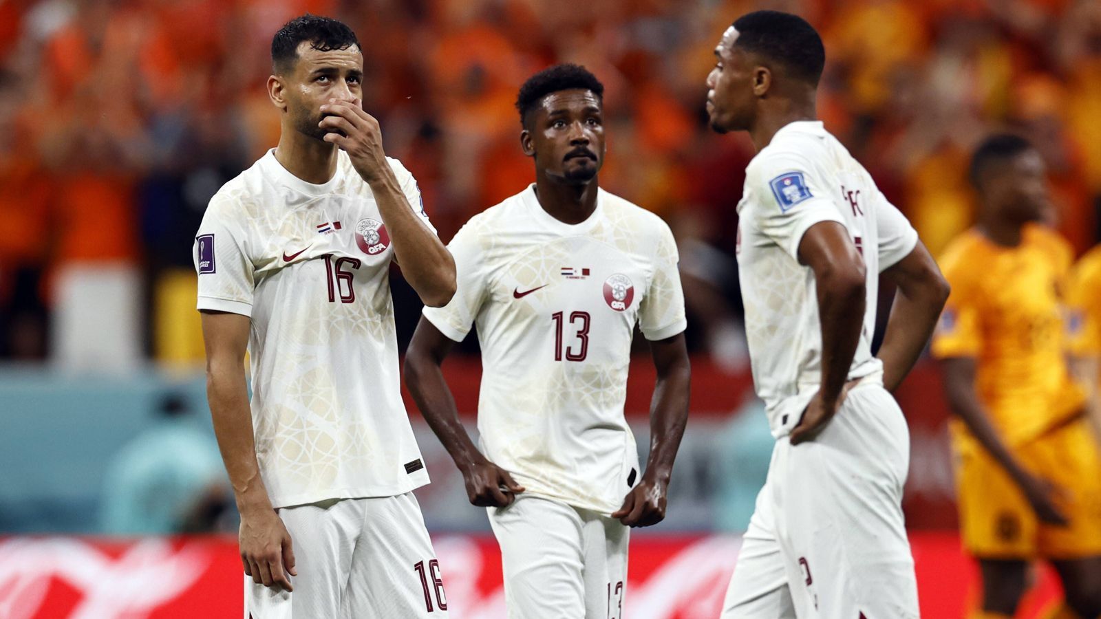 
                <strong>Schlechtester WM-Gastgeber </strong><br>
                WM-Gastgeber Katar scheidet ohne einen Punktgewinn chancenlos aus und krönt sich sportlich gesehen zum schlechtesten Gastgeber der WM-Geschichte. Mit null Punkten und 1:7 Toren lösen die Asiaten die Südafrikaner, die bei ihrer Heim-WM vier Punkte erringen konnten, ab.
              