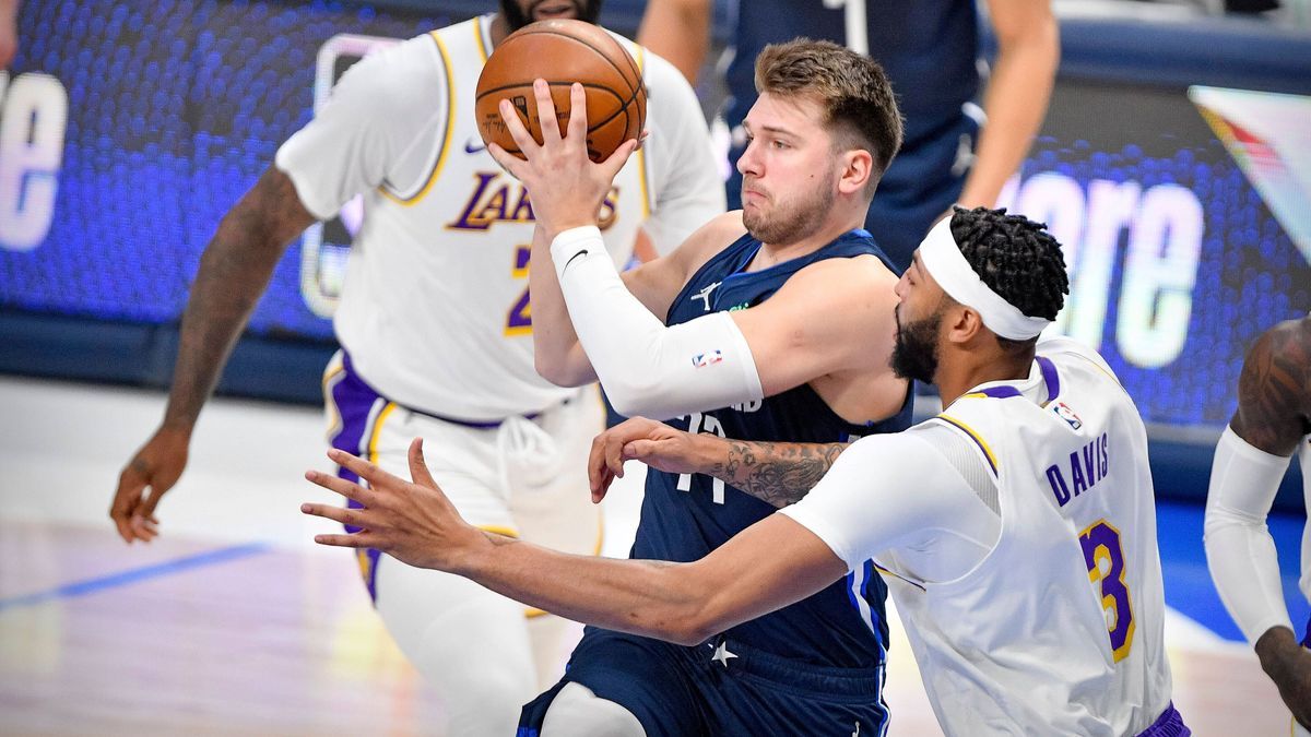 NBA, Basketball Herren, USA Los Angeles Lakers at Dallas Mavericks, Apr 24, 2021; Dallas, Texas, USA; Dallas Mavericks guard Luka Doncic (77) passes the ball in front of Los Angeles Lakers forward ...