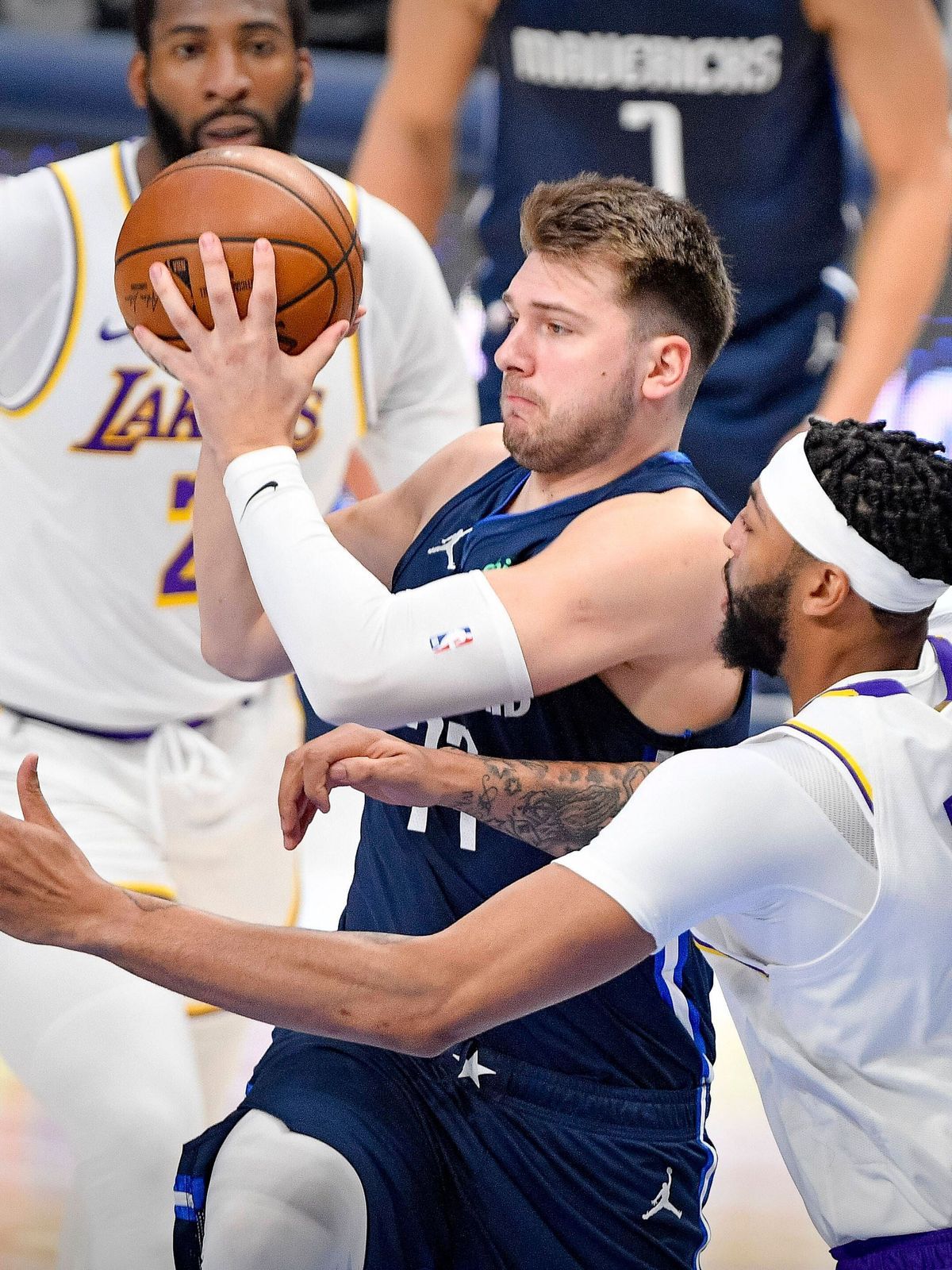 NBA, Basketball Herren, USA Los Angeles Lakers at Dallas Mavericks, Apr 24, 2021; Dallas, Texas, USA; Dallas Mavericks guard Luka Doncic (77) passes the ball in front of Los Angeles Lakers forward ...