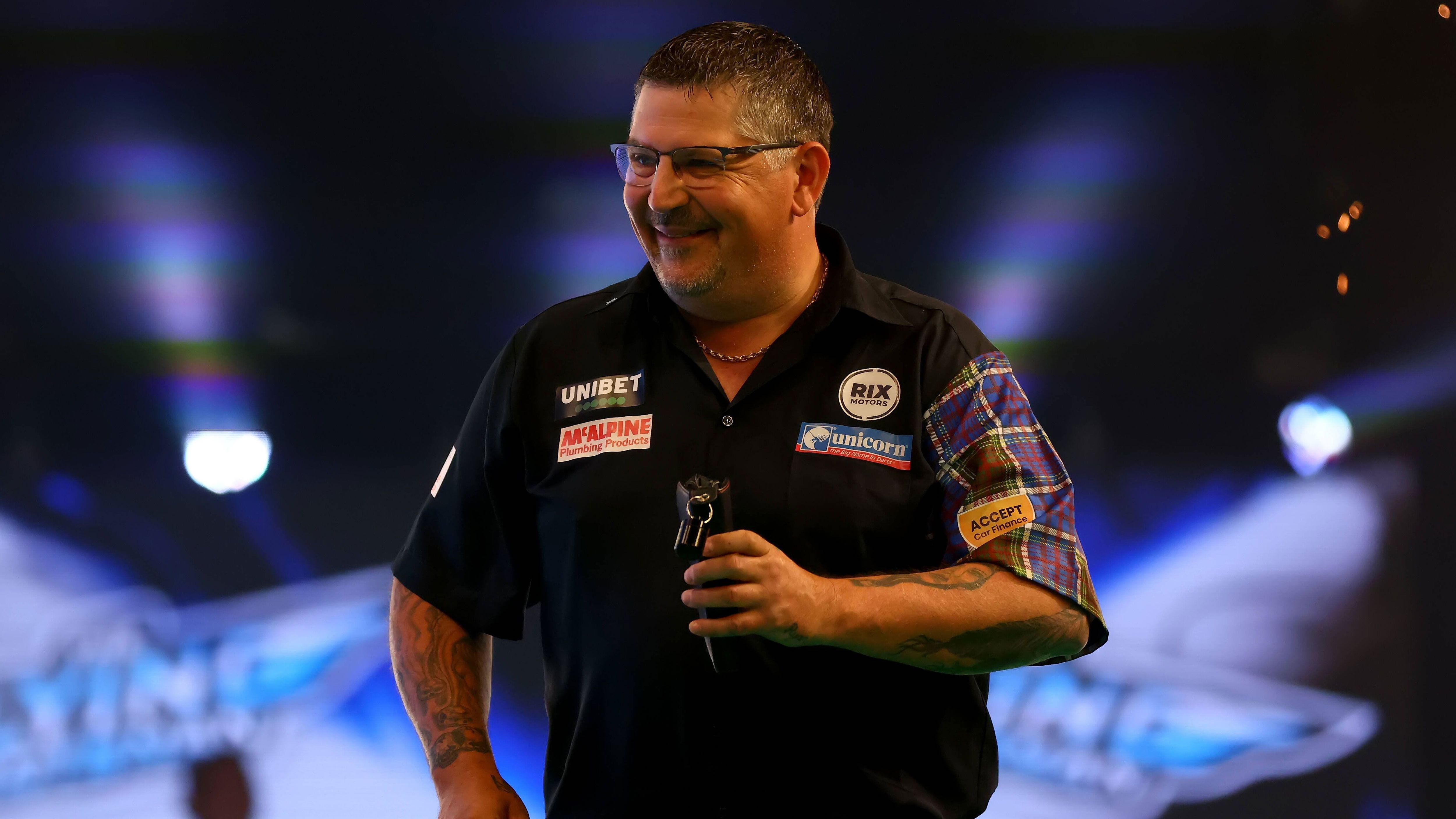 
                <strong>Gary Anderson "The Flying Scotsmann"</strong><br>
                Anderson hat kein gutes Jahr 2021 gespielt. Dem Doppelweltmeister von 2015 und 2016 scheint ein wenig die Leichtigkeit, die sein Spiel so unwiderstehlich macht, abhanden gekommen zu sein. Wenig war zu sehen von Andersons Scoring Power und den zahlreichen 180ern. Warum er es dennoch in den Kreis der Favoriten schafft? Der Ally Pally ist sein Territorium! Hier hat der 51-Jährige immer gezeigt, dass er einer der größten dieses Sports ist - nicht zuletzt mit seiner Finalteilnahme im vergangenen Jahr. Egal, wie das Jahr davor für ihn gelaufen ist, bei der WM muss man zu jeder Zeit mit Gary Anderson rechnen.
              